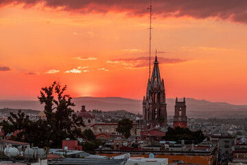 Naklejka premium sunset over the church