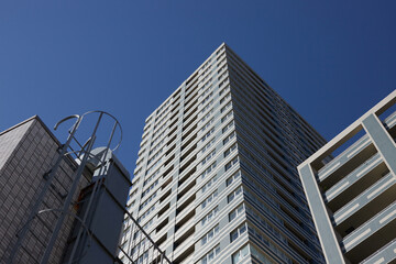 綺麗な青空と高層ビルのマンション