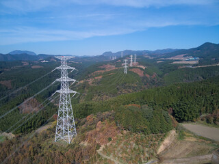 阿蘇山中に立つ高圧送電線鉄塔　山中に建てられた送電鉄塔を上から見た風景
