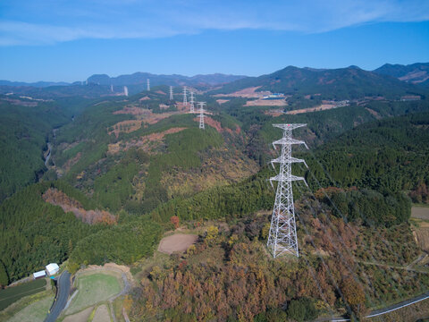 阿蘇山中に立つ高圧送電線鉄塔　山中に建てられた送電鉄塔を上から見た風景