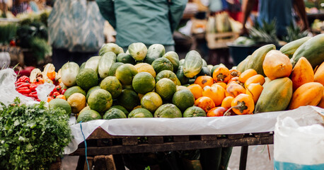 venta de frutas y verduras como toronja, cocona, pepino, papaya, ají dulce, culantro, etc  en el mercado de la ciudad de Yurimaguas, Loreto - Perú © Mario Vásquez Rioja