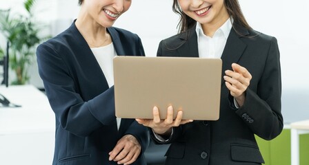 パソコンを見る日本人女性
