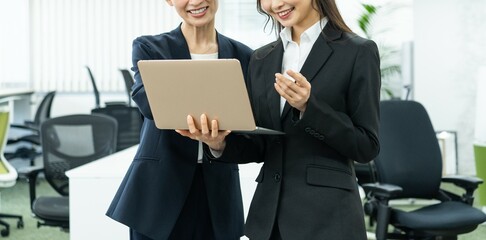 パソコンを見る日本人女性