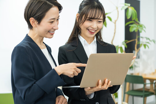 パソコンを見る日本人女性