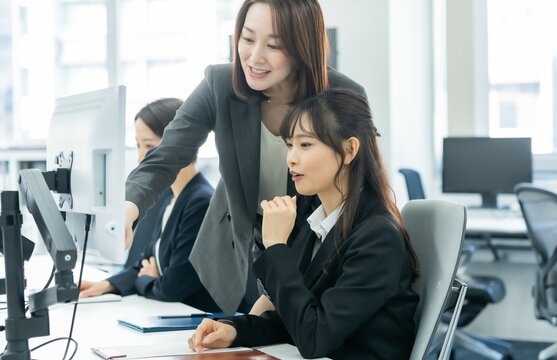 パソコンを見る日本人女性