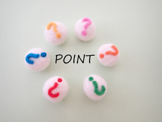 複数のクエスチョンマークの中心にPOINTポイントの単語