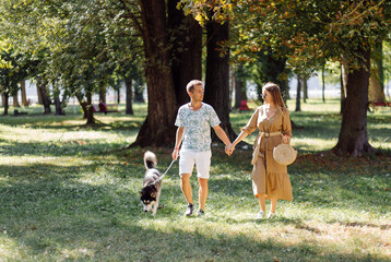 Obraz premium Young couple and husky