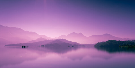 The pier and the lake look stunning in the morning mist. Watch the sunrise. Chaowu Pier, un Moon Lake National Scenic Area. Nantou County, Taiwan
