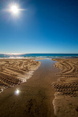 Precioso día soleado en la playa de Calpe, en la costa de Alicante  con un día despejado y el mar Mediterráneo 