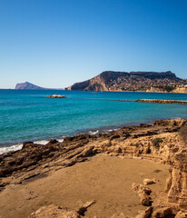 Precioso día soleado en la playa de Calpe, en la costa de Alicante  con un día despejado y el mar Mediterráneo 