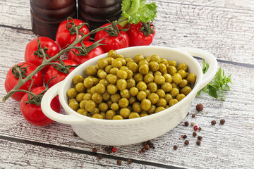 Canned sweet green peas conserve