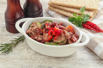 Tuna salad with bean and tomato