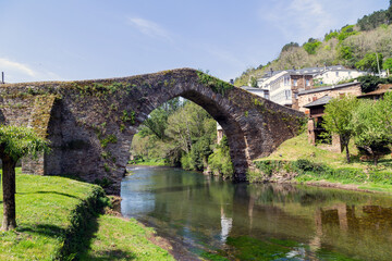 Fototapeta na wymiar Puente Viejo de Navia de Suarna (siglo XIV). Los Ancares, Lugo, Galicia.