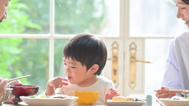 ご飯を一生懸命食べるかわいい幼児のアップ	の動画