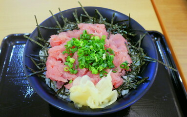 マグロの中落丼