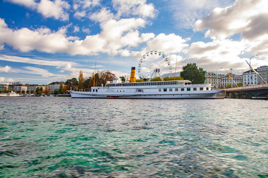 Navire "Belle &eacute;poque" en rade de Gen&egrave;ve, Suisse.