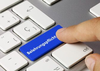 Belehrungspflicht - Wort auf blauen taste.