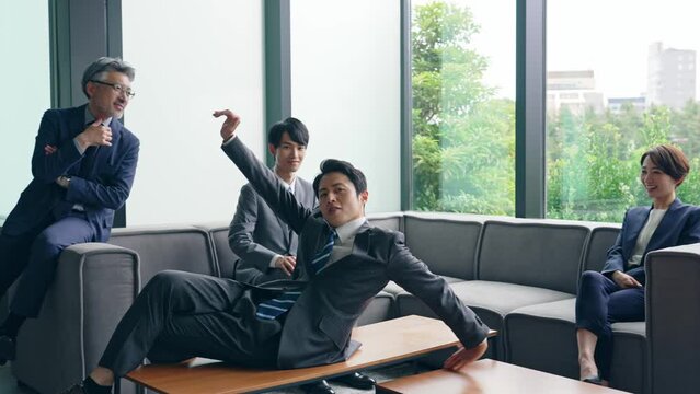 オフィスで踊るビジネスマン