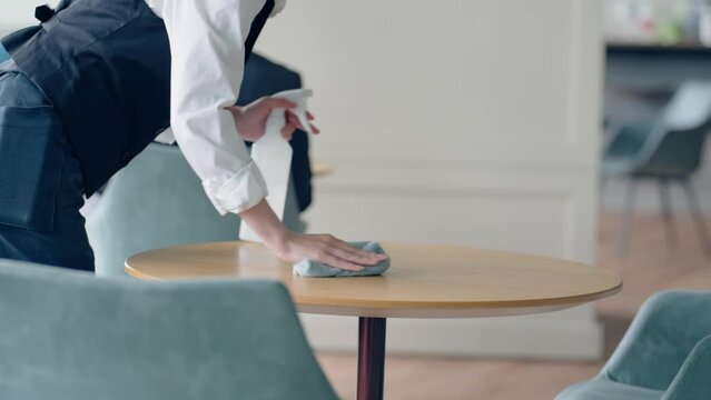 テーブルを清掃するウェイトレス