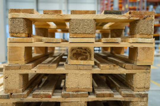 Gestapelte Paletten aus Holz 