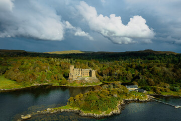 Fototapeta na wymiar Dunvegan Castle and harbour on the Island of Skye, Scotland