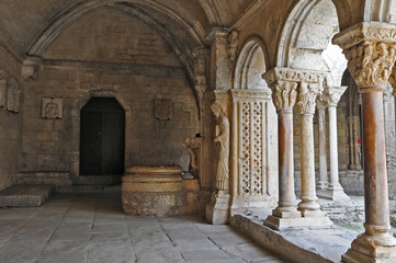 Fototapeta na wymiar Arles, il chiostro della Cattedrale di Saint-Trophime - Provenza 