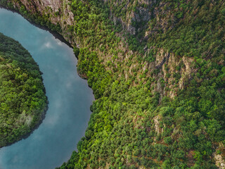 Obraz premium river canyon with river and colorful forest. Horseshoe bend, Vltava river, Czech republic. Beautiful landscape with river. Maj lookout.