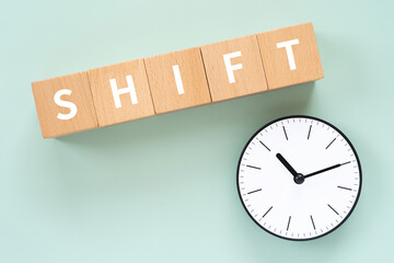 SHIFTと書かれたブロックと時計