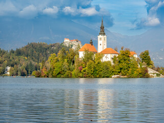 Obraz premium Lake Bled and small island with Mary's Church, Slovenia