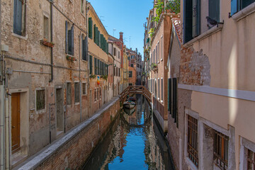 Obraz na płótnie Canvas Kleiner Kanal mit einer Brücke in Venedig