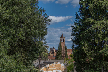 Blick auf die Altstadt mit Kirchturm in Verona