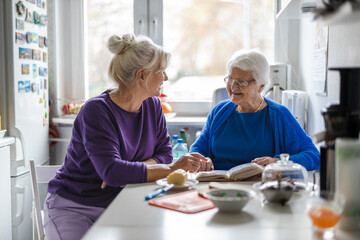 Woman spending time with her elderly mother at home
 - obrazy, fototapety, plakaty