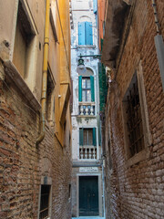 Fototapeta na wymiar Enge Gasse in der Altstadt von Venedig