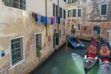 Wäscheleine mit Wäsche an einem Haus in Venedig