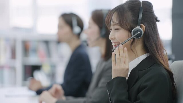 コールセンターでオペレーターとして働く女性