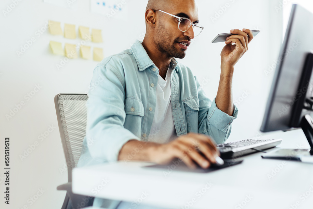 Aufkleber software developer speaking to a client on the phone in an office