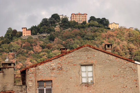 Blickwinkel aus der Altstadt von Como hinauf nach Brunate, dem Villenviertel mit Aussicht