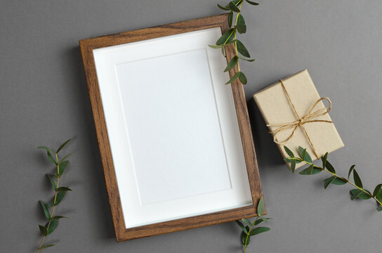 Blank frame mockup with gift box for artwork, photo or paintings presentation