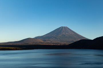 Fototapeta premium 本栖湖からの富士山