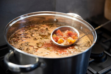 Gotująca się zupa toskańska pomidorowa - obrazy, fototapety, plakaty