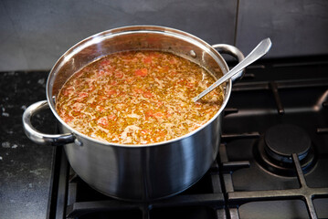 Zupa toskańska pomidorowa na kuchence gazowej - obrazy, fototapety, plakaty