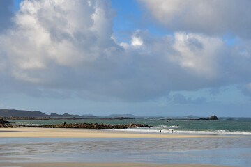 Groupe de personnes sur une plage de Bretagne en automne