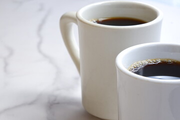 コーヒーが入った2つのマグカップ