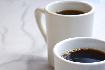 コーヒーが入った2つのマグカップ