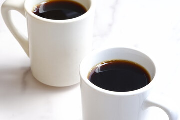 コーヒーが入った2つのマグカップ