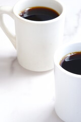 コーヒーが入った2つのマグカップ
