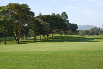 Fototapeta premium The beauty of the golf course has mountains behind it.