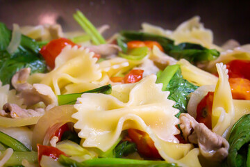 彩りリボンパスタ