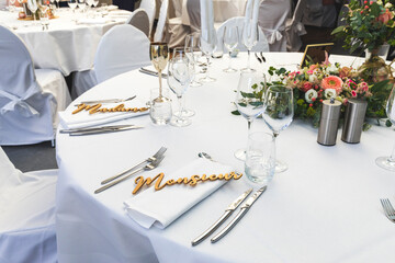 A la table avec des mariés