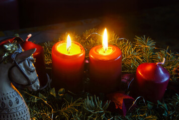 Zwei brennende Kerzen zum 2. Advent
